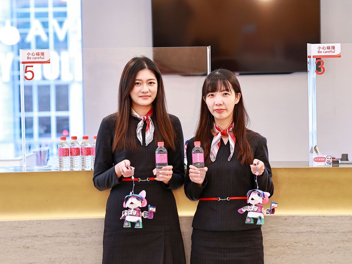 ▲於1月30日至新光銀行分行臨櫃辦理業務，即可免費索取「福兔迎祥」發財水1瓶，數量有限送完為止。（圖／品牌提供）