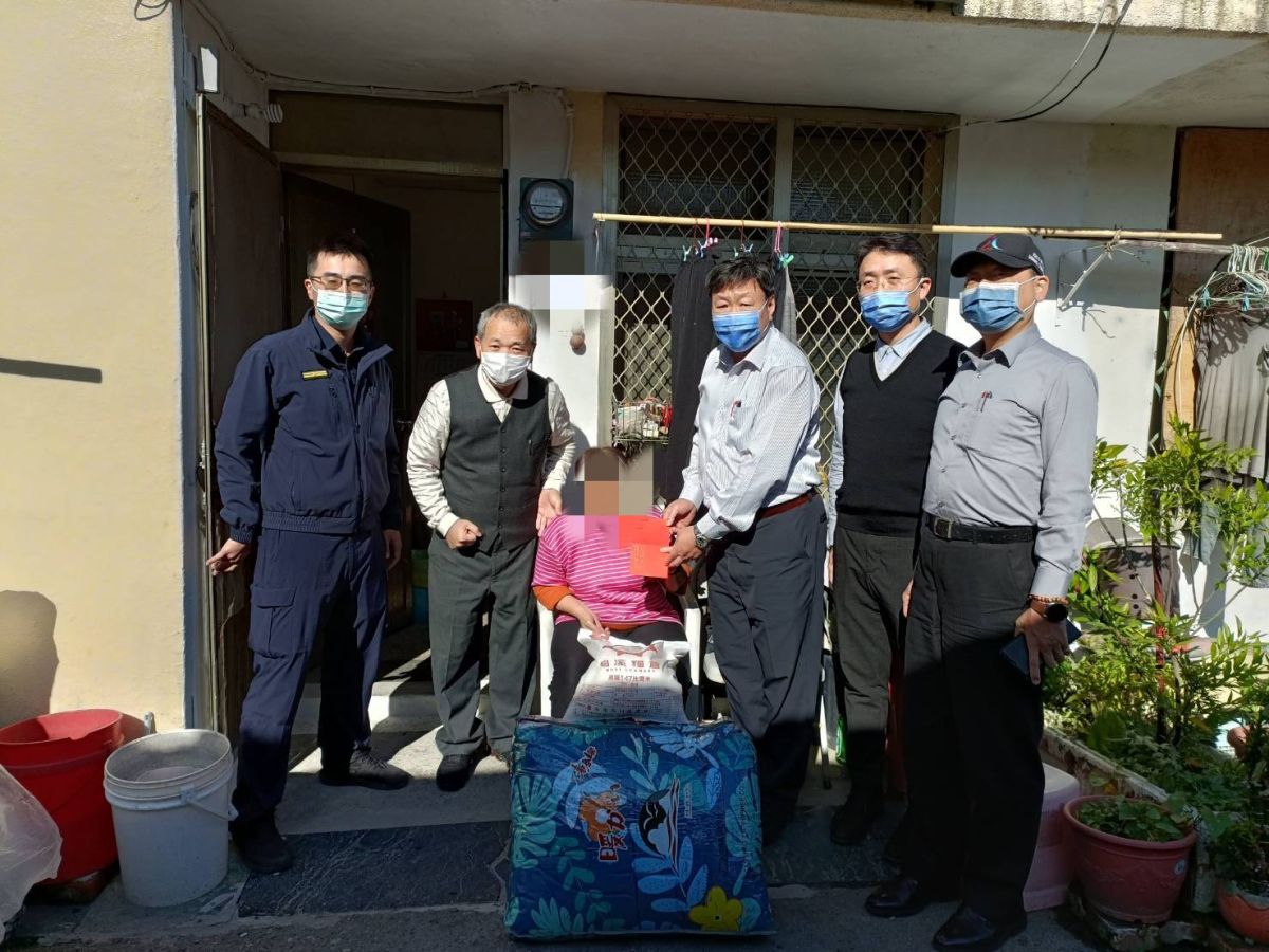 ▲烏日警分局長吳銘淵(左3)率領分局主管寒冬送暖(圖／警方提供2023.1.6)