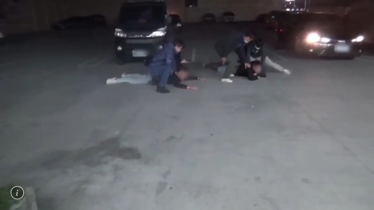 ▲屏東昨日發生一起擄人勒贖案，家屬假意配合交付贖金，警方到場後開4槍控制場面，將2位嫌犯逮回。（圖／翻攝畫面）