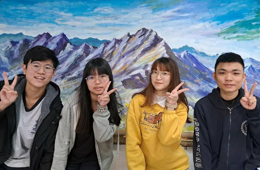 ▲高雄中正高中的新二代陳冠中（左一）及黃惠珮（左二）以優異成績錄取台大。（圖／高雄中正高中）