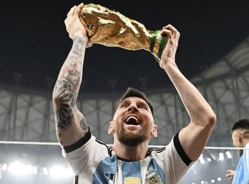 ▲球王梅西（Lionel Messi）率領阿根廷奪下世足賽冠軍，但其高舉的大力金盃照被外媒爆料是假貨。（圖/梅西IG）