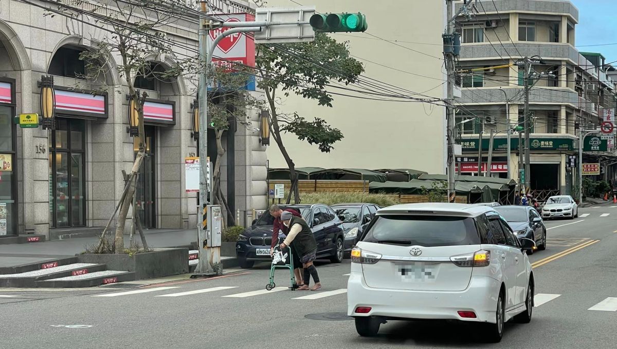 ▲行政院修法，要讓台灣洗刷行人地獄污名。（圖／爆廢公社）