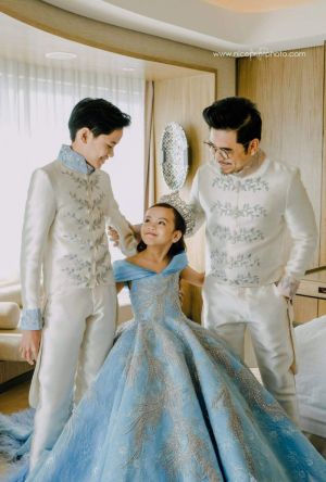 ▲女孩與哥哥和父親合影。（圖／臉書Nice Print Photography & Exige Weddings）