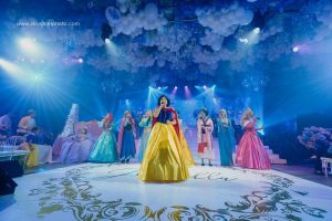 迪士尼公主輪番獻唱。(圖/臉書Nice Print Photography & Exige Weddings) ▲迪士尼公主們輪番獻唱。(圖/臉書Nice Print Photography & Exige Weddings)