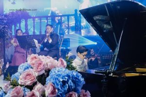 ▲女孩的哥哥為她彈奏鋼琴。（圖／臉書Nice Print Photography & Exige Weddings）