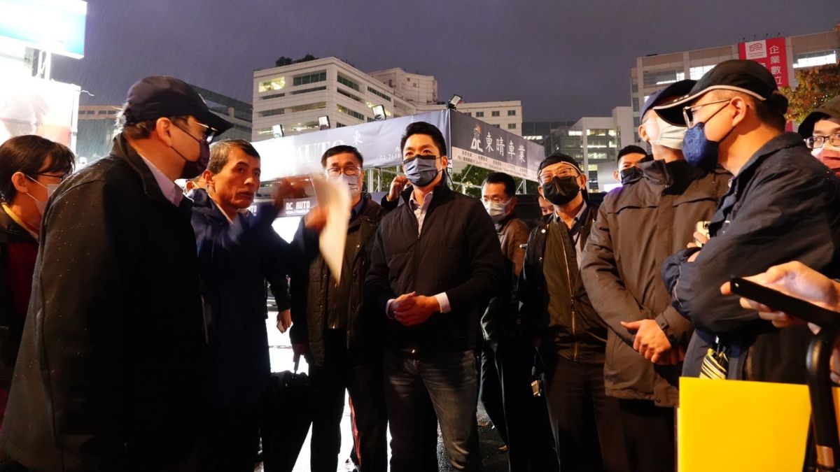 ▲台北市長蔣萬安於上任第一週，就曾前往內科視察尖峰時間交通狀況。（資料照／台北市政府提供）