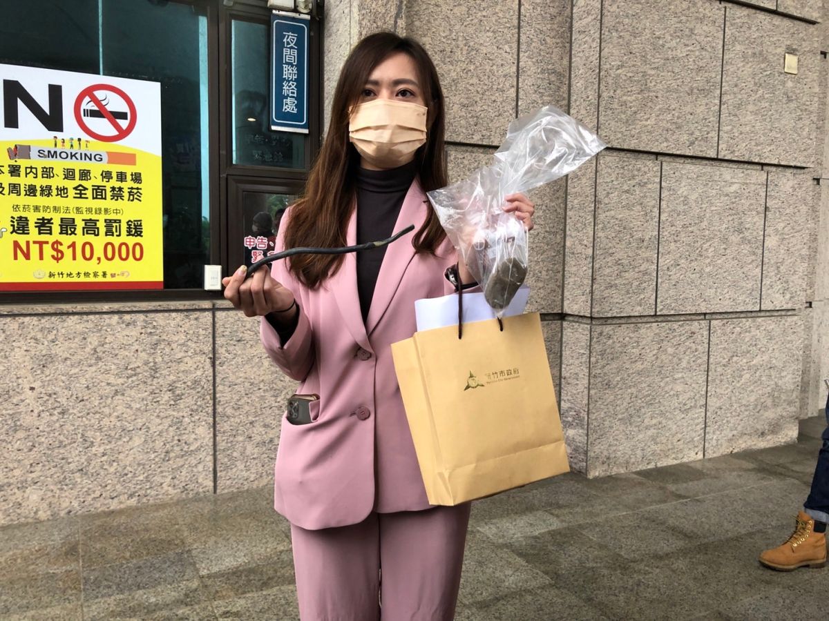 ▲市府發言人兼民政處長施淑婷，到地檢署按鈴申告林志潔。（圖／新竹市政府提供）