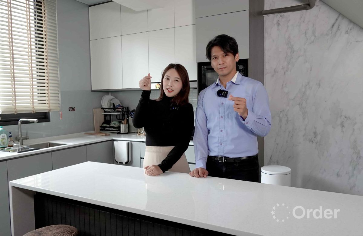 ▲歐德設計師黃品翔(右)為網紅辣媽咪妃(左)，打造多功能攝影棚。(圖/品牌提供)