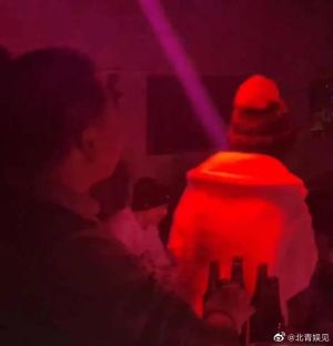 ▲中國大陸網友爆料Angelababy與關喆酒吧尋歡。(圖/翻攝自微博) ▲中國大陸網友爆料Angelababy與關喆酒吧尋歡。(圖/翻攝自微博)