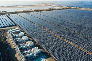 台電於南鹽光建置裝置容量20MW的儲能系統,由8個20呎儲能貨櫃組成,使用超過1000個鋰電池模組,總儲電量達2萬度,等同可提供4萬個家庭用戶1小時用電 ▲台電於南鹽光建置裝置容量20MW的儲能系統,由8個20呎儲能貨櫃組成,使用超過1000個鋰電池模組,總儲電量達2萬度,等同可提供4萬個家庭用戶1小時用電(圖/台電提供)
