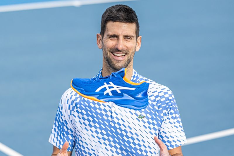 ▲COURT F 3專屬配色與Novak Djokovic共同研發，海洋藍搭配亮橘色外觀與優異性能陪伴Novak Djokovic挑戰第10座澳網冠軍。（圖／亞瑟士提供）