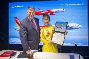 ▲2018年7月越捷航空創辦人阮氏芳邵與美國波音公司簽約，採購價值達127億美元的100架波音737 MAX客機。（圖／越捷航空）