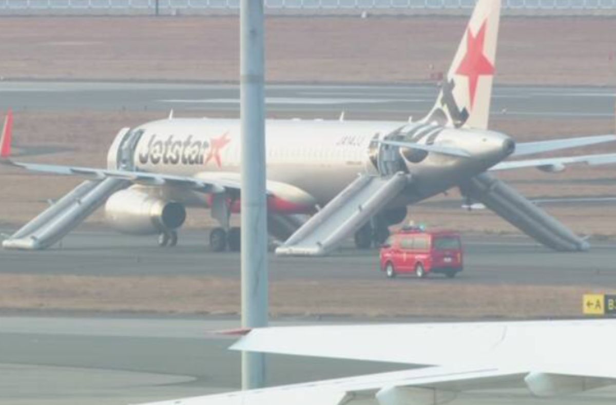▲1架從日本成田機場要飛往福岡的捷星航空班機，7日清晨因炸彈威脅而緊急降落在愛知縣的中部國際機場。（圖／翻攝自NHK）