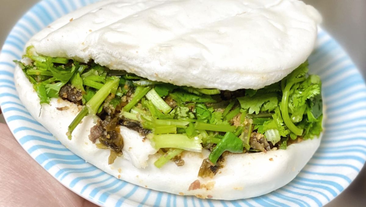 ▲1/7補班適逢農曆「尾牙」日，「尾牙吃掛包」登上Google熱搜，因為注音輸入「ㄍㄨㄚˋ包」打不出刈包。（圖／取自徐天麟臉書）