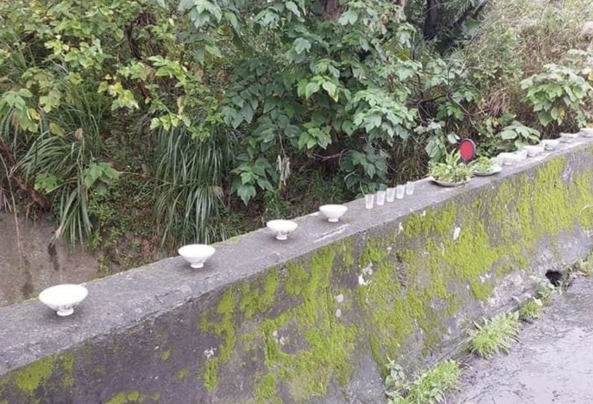 ▲網友經過山路時，發現護欄上面有詭異的碗以及酒杯，讓他好奇這是什麼意思。（圖/靈異公社）
