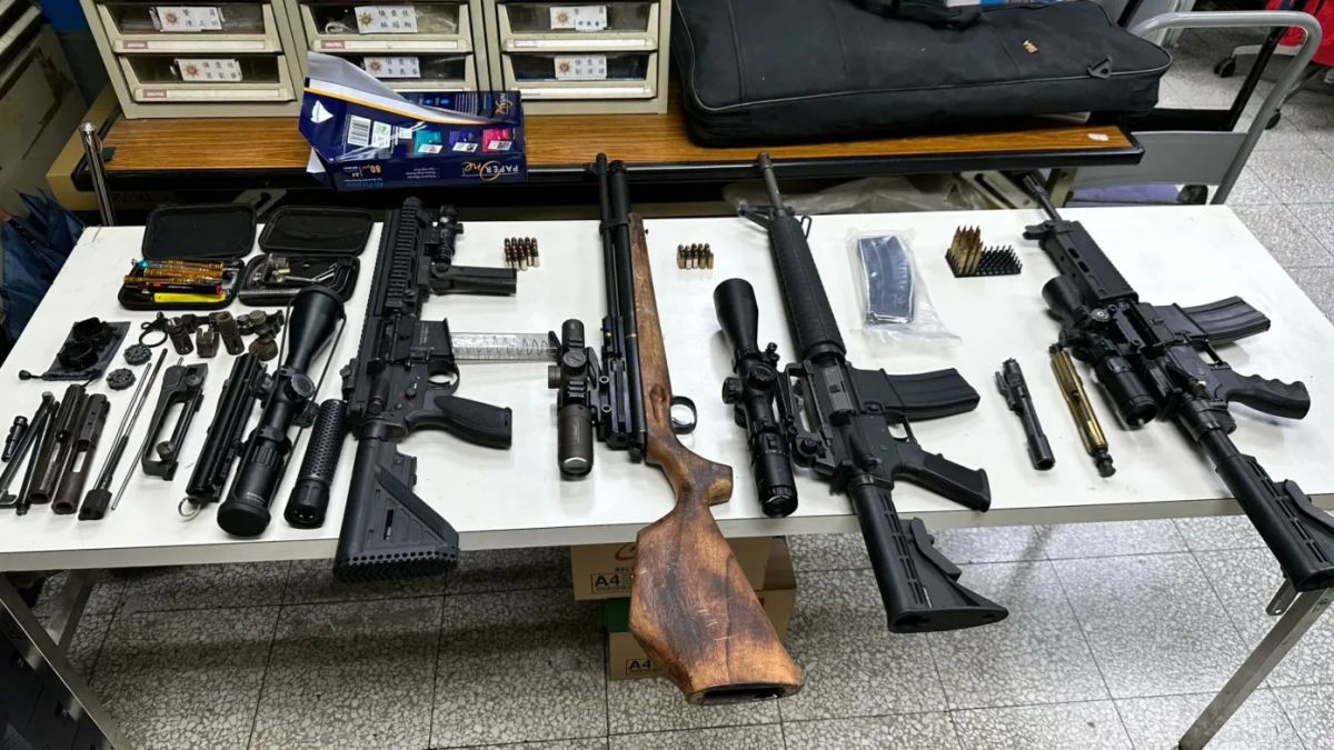 ▲台中市西屯區一位修車師傅，被警方查獲在住處改造槍枝販售牟利，現場宛如小型軍火庫。（圖／翻攝自記者爆料網）