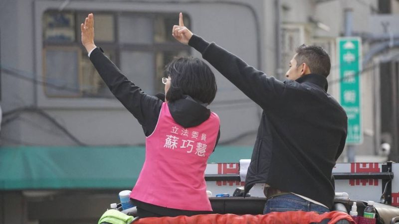 ▲選前一日，吳怡農在蘇巧慧陪同下，持續於中山區車隊掃街。（圖／吳怡農辦公室提供）