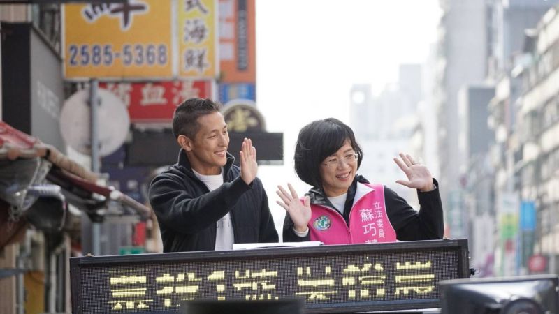 ▲選前一日，吳怡農在蘇巧慧陪同下，持續於中山區車隊掃街。（圖／吳怡農辦公室提供）