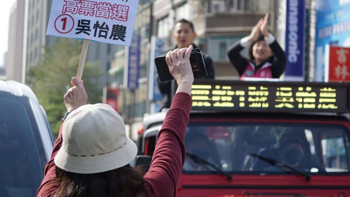 ▲選前一日，吳怡農在蘇巧慧陪同下，持續於中山區車隊掃街。（圖／吳怡農辦公室提供）