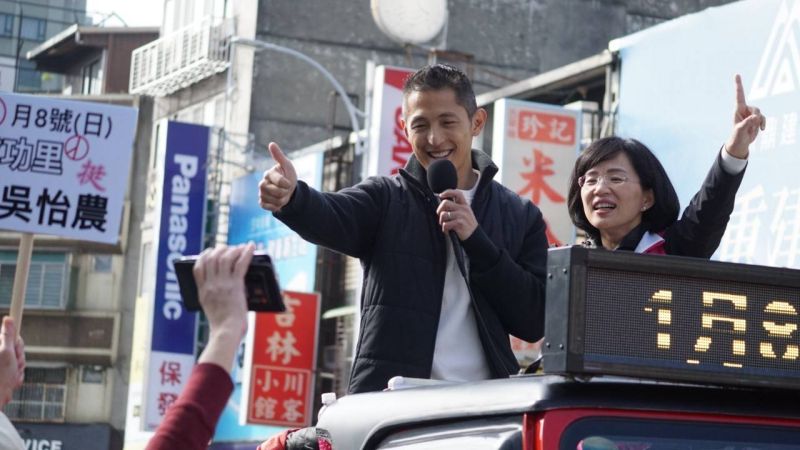 ▲選前一日，吳怡農在蘇巧慧陪同下，持續於中山區車隊掃街。（圖／吳怡農辦公室提供）