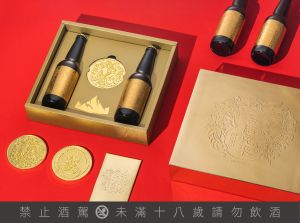 「否桔兔來兔年限定禮盒」成雙的吉祥喜氣金桔啤酒,搭配兔年限定招財大錢母。(圖/臺虎精釀提供) ▲「否桔兔來兔年限定禮盒」成雙的吉祥喜氣金桔啤酒,搭配兔年限定招財大錢母。(圖/臺虎精釀提供)