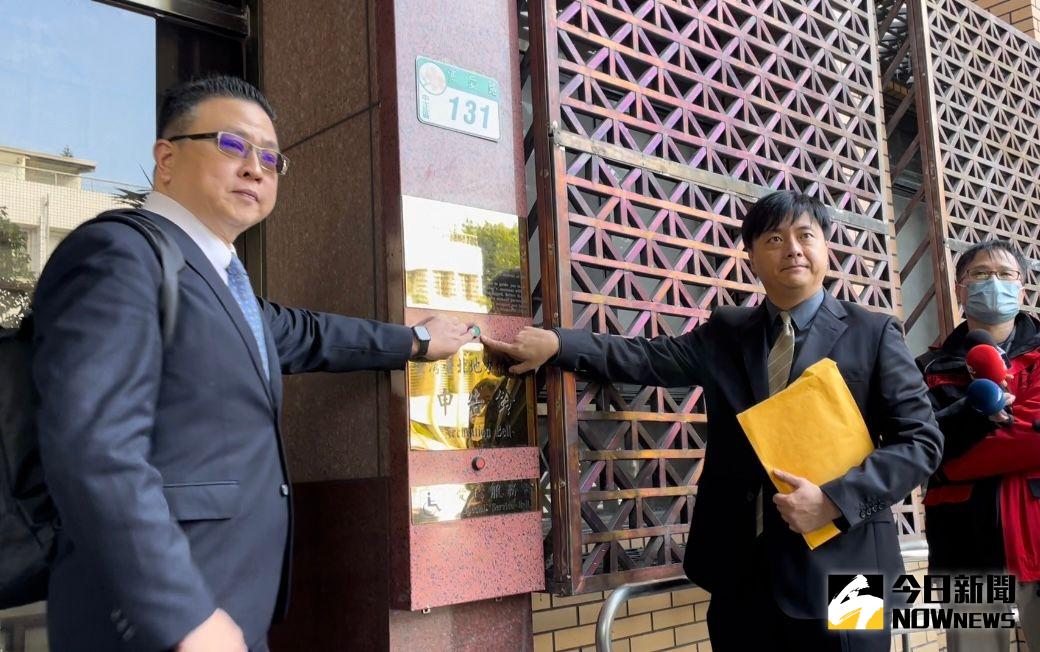 ▲泰山董事詹皓鈞（右）在律師顧啟東陪同下，前往台北地檢署按鈴提告（圖／記者潘千詩攝，2023.01.07）