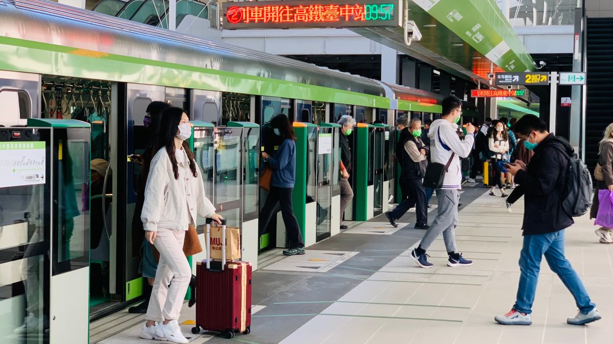 ▲今年長達10天的春節連假，可以預期大量返鄉和出遊人潮將湧現，也可能間接讓新冠疫情和流感同時爆發。（圖／記者顏幸如攝）