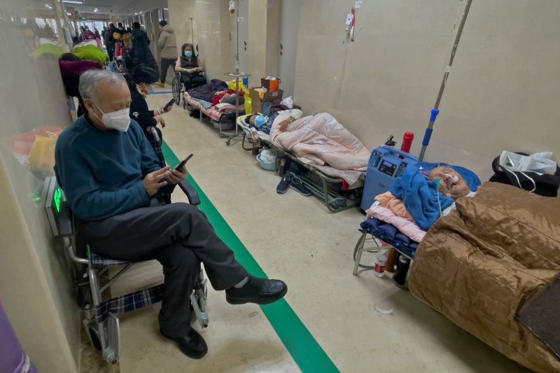 ▲中國放寬COVID-19防控管制後，各級醫院人滿為患，大範圍感染正在發生。（圖／美聯社／達志影像）