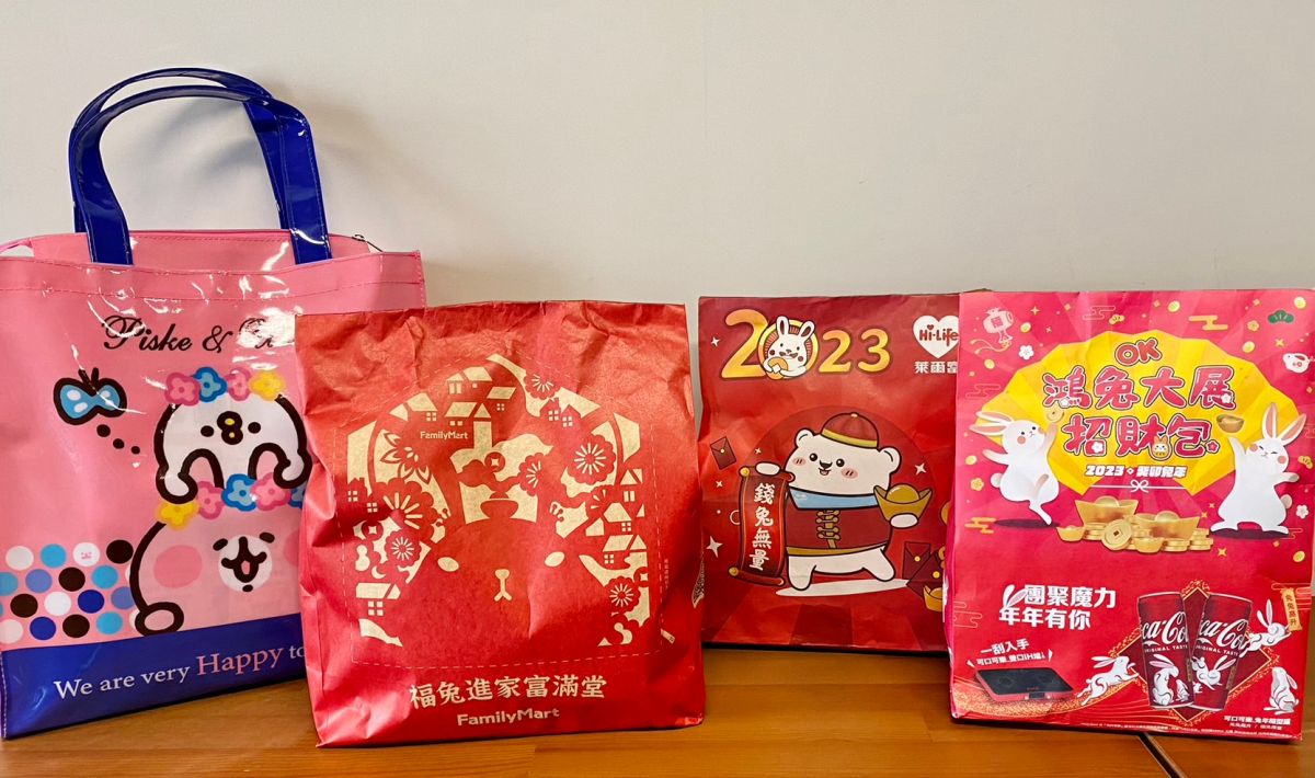 ▲7-11福袋、全家福袋開賣後話題不斷，實際開箱四大超商福袋，商品明細、大獎攻略一次看。（圖／記者黃韻文攝）