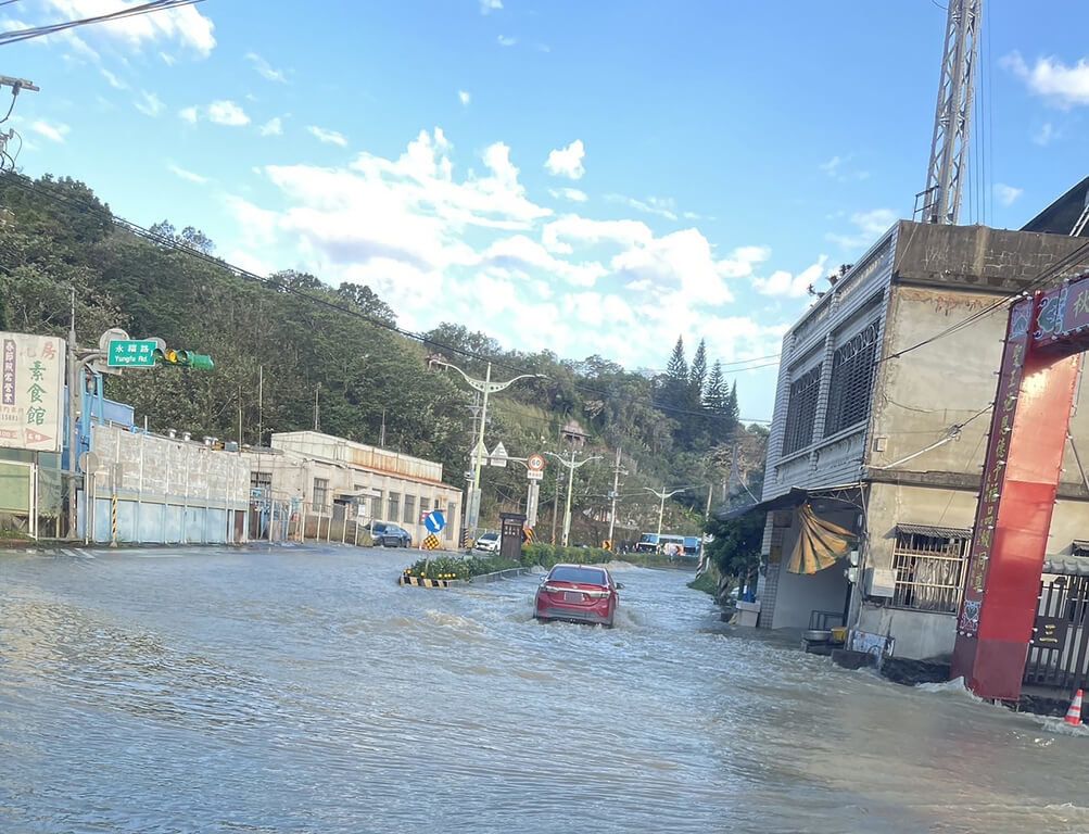 ▲桃園市龍潭區中正路三坑段自來水公司抽水站，今（7）日上午發生管線爆裂意外，大量流水導致街道淹水，3輛機車因此車禍，南桃園約2、30萬住戶緊急暫停供水，預計明早7點才能恢復。（圖／翻攝畫面）