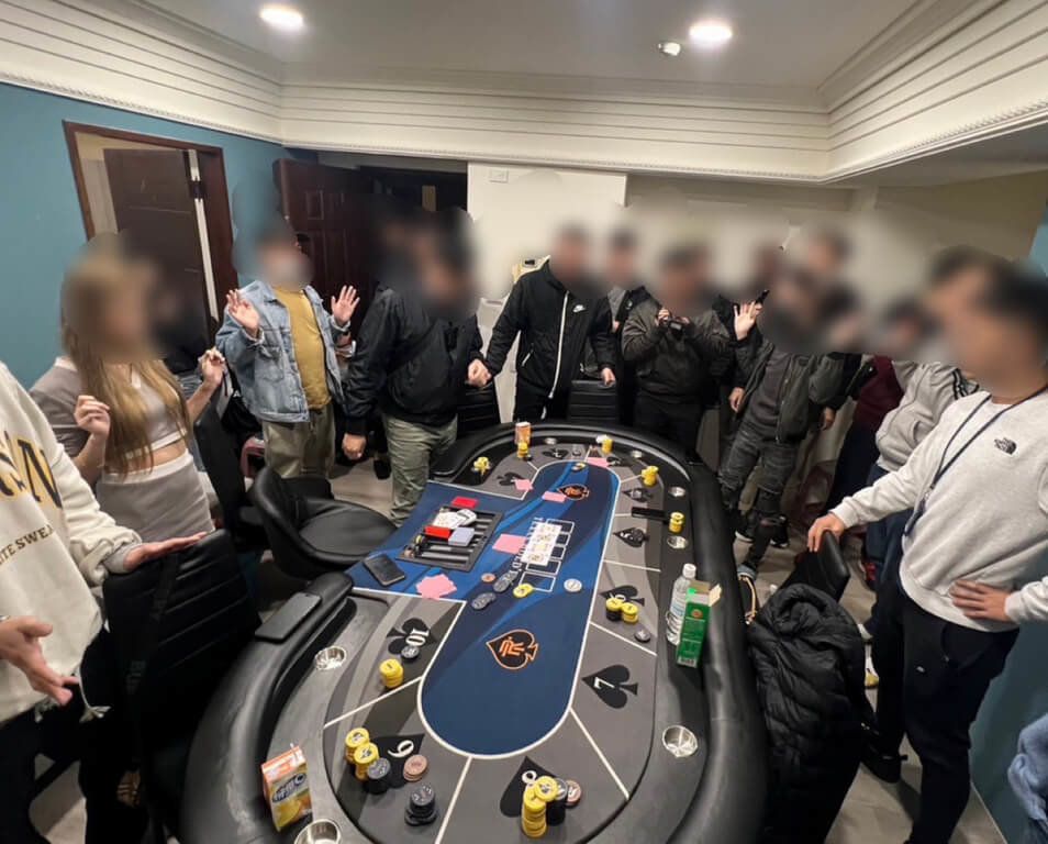 ▲新北市新莊警分局7日表示，日前接獲線報，指稱新莊區某民宅內疑似設置職業賭場，經蒐證後，6日凌晨持搜索票攻堅，查獲4名工作人員及7名賭客，查扣賭資超過新台幣100萬元。（警方提供）