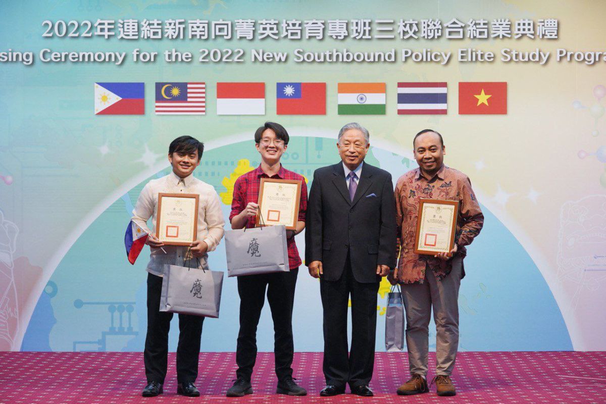 ▲田政務次長（右二）與獲獎優秀學生合影。（圖／外交部）