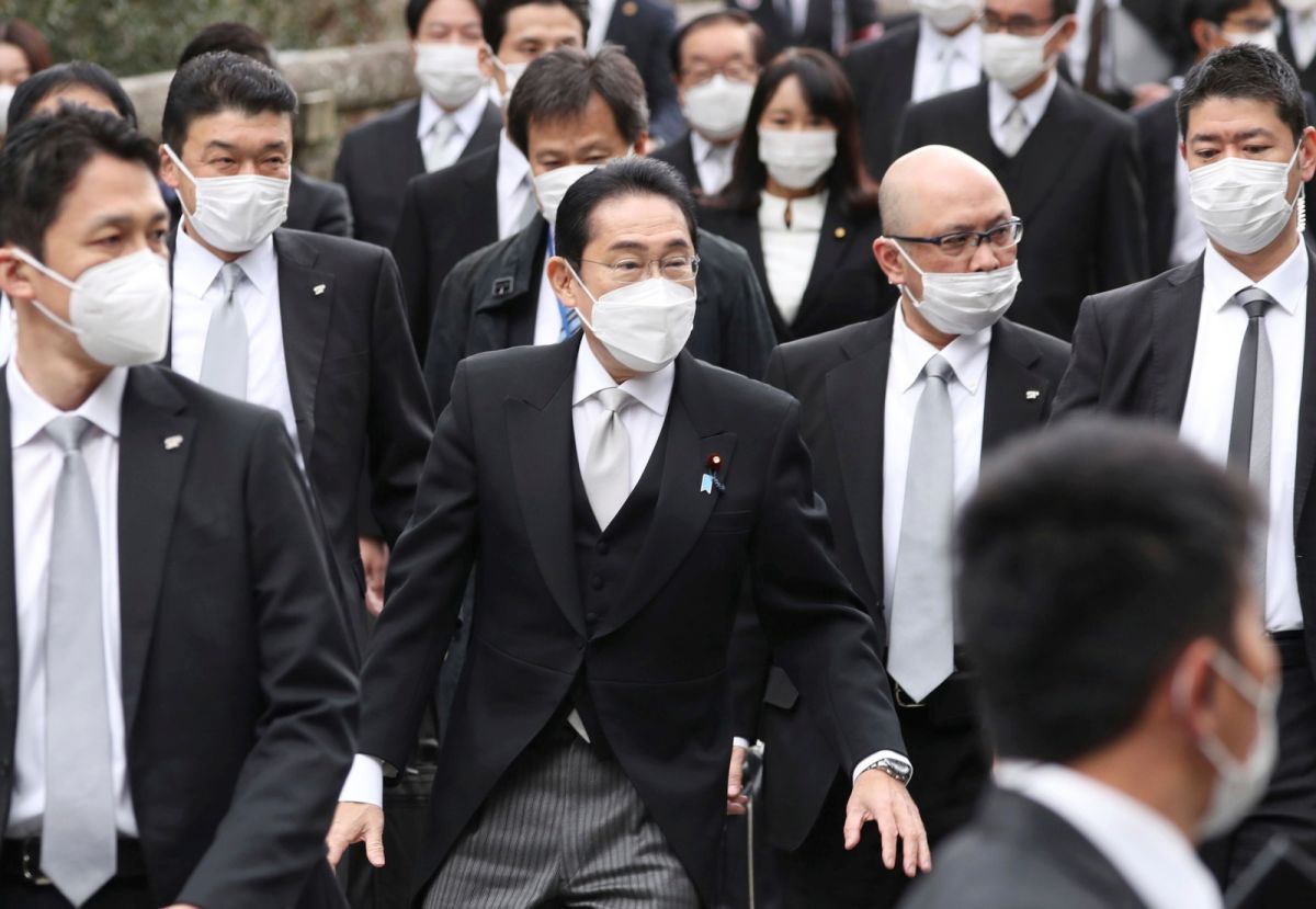 ▲有日媒報導稱，岸田文雄4日赴伊勢神宮參拜時，現場曾傳出「鞭炮爆炸」聲響，觸動維安敏感神經。（圖／美聯社／達志影像）