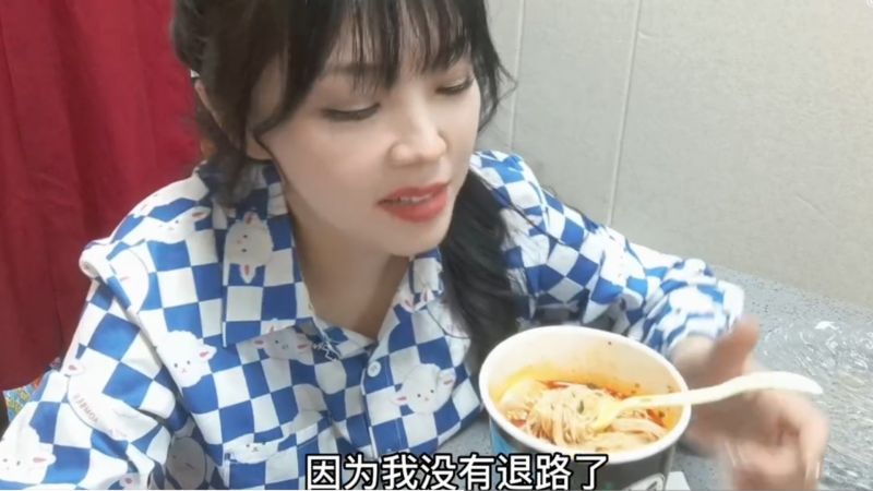 ▲劉樂妍先前表示，自己常常撿公司剩飯剩菜來吃，「我沒有退路了！」（圖／翻攝劉樂妍微博）