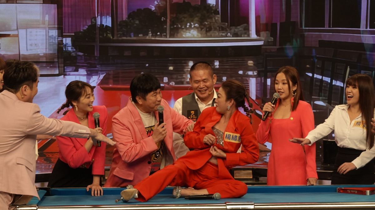 ▲楊繡惠不計形象躺在球檯上。（圖／民視提供）