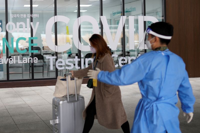 ▲韓國政府自去年底要求來自中國旅客入境後須做PCR檢查，並暫停向中國公民簽發短期簽證。（圖／美聯社／達志影像）