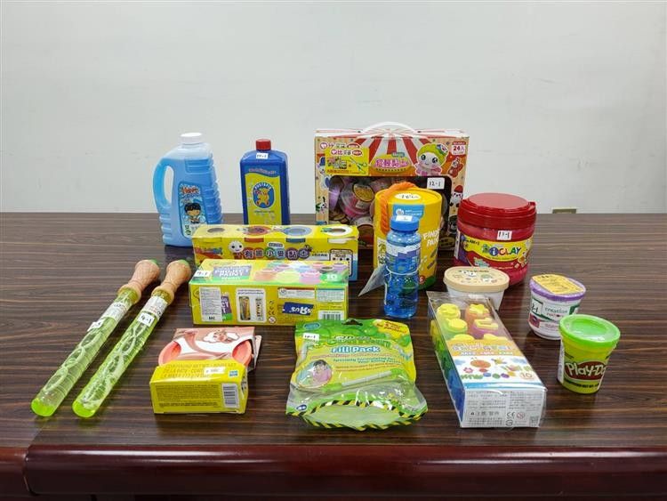 ▲經濟部標準檢驗局今(7)日指出,與行政院消費者保護處於去(2022)年合作購買的15件「液態玩具」中,有4件玩具不符合「生物性」、「商品檢驗標識」及「中文標示」等檢測與查核。(圖/經濟部提供)