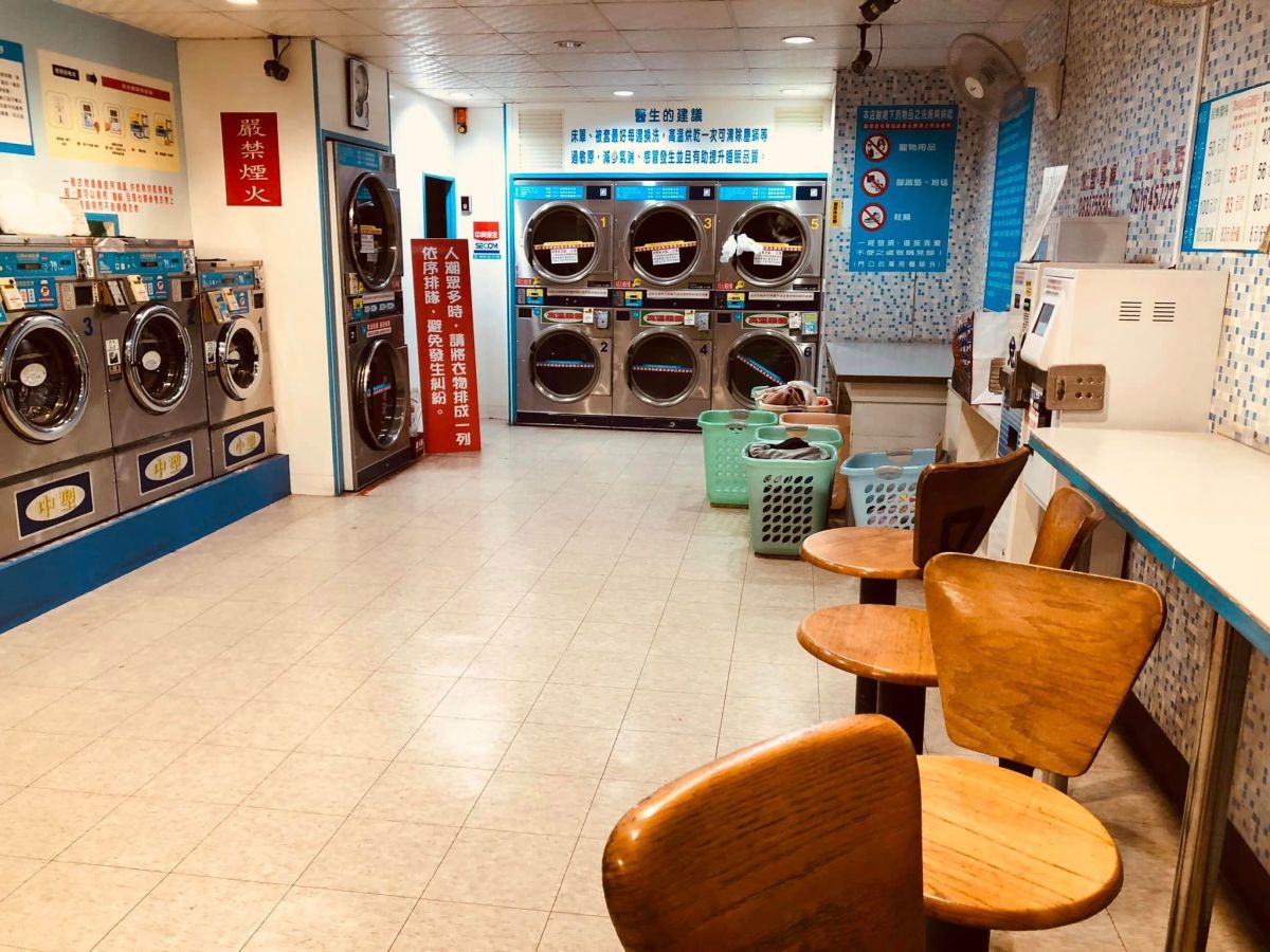 ▲一位經營自助洗衣店的老闆，分享店內出現「台灣最美的風景」。（圖／《爆料公社》）