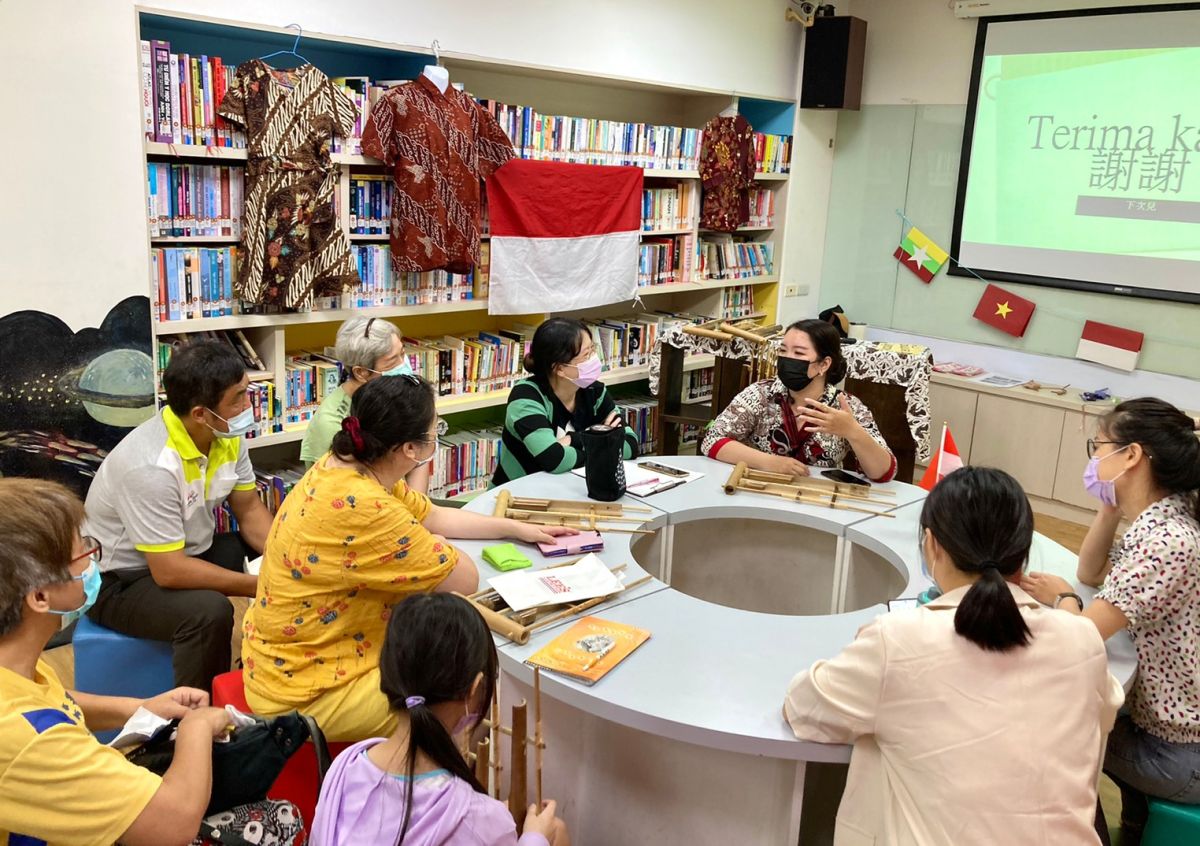 ▲中市圖邀請新住民講師分享家鄉民俗風情。（圖／台中市政府）