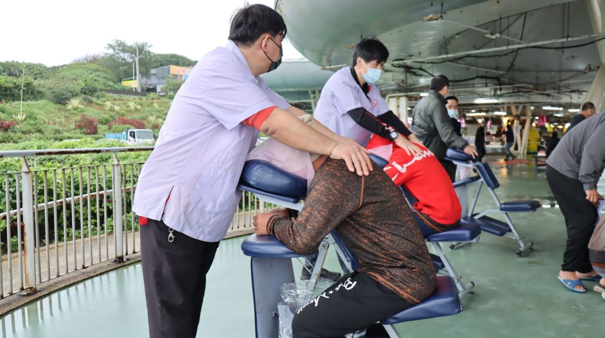 ▲外籍漁工體驗視障按摩小棧按摩服務。（圖／新北市勞工局）