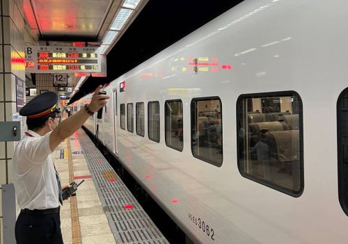 ▲從今天開始在火車上掉手機的話，只能前往拾獲的車站保管站領取。（圖／台鐵提供）