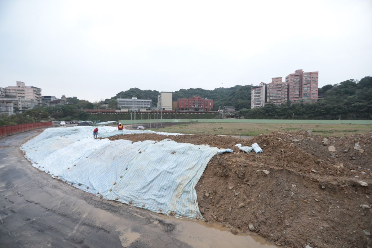 ▲目前處於停工狀態的基隆市立田徑場，現場堆置大量田徑場工程開挖及銘傳國中校舍整建工程土方。（圖 ／基隆市政府提供）