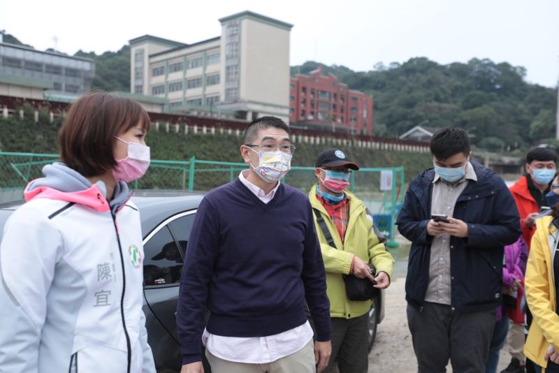 ▲謝國樑前往遭堆大量廢土的基隆田徑場改建工地現場會勘，下令盡速移除並進行調。（圖 ／基隆市政府提供）