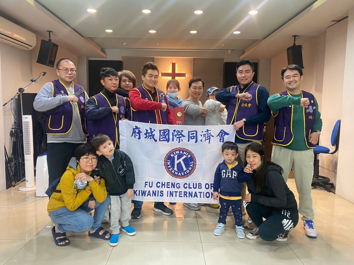 ▲府城國際同濟會前往中華基督復興會永愛教會舉辦弱勢學童助學金的捐贈活動（圖／記者張振興攝，2023,01,07）