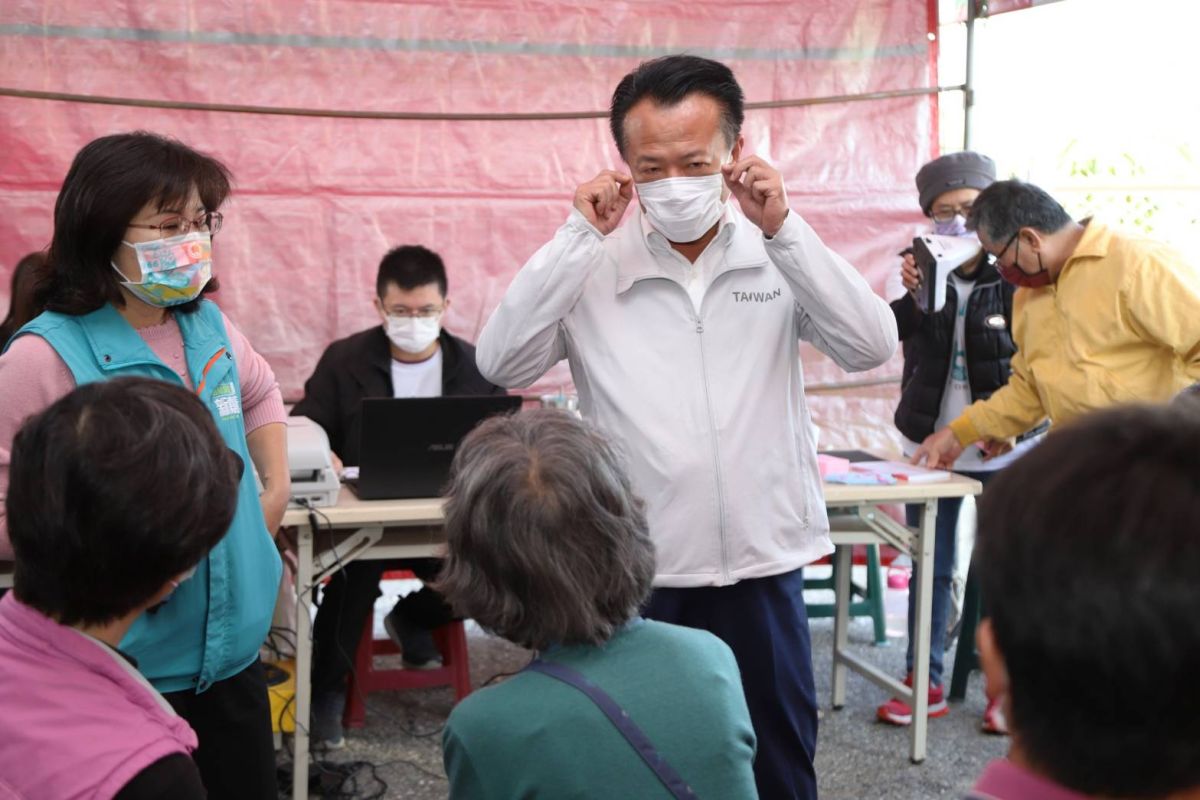 ▲縣長翁章梁(左二)偕同六腳鄉長黃鉦凱、衛生局長趙紋華(左一)，前往六腳鄉衛生所視察肺炎鏈球菌疫苗接種情形（圖／嘉義縣政府提供）