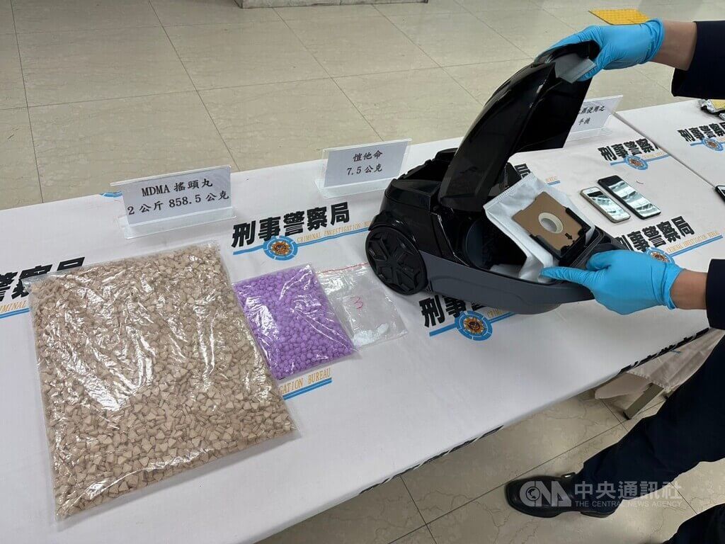 ▲刑事局7日宣布破獲越南籍黃姓男子等2人運毒案，發現黃男與在德國的越南籍友人合作，把搖頭丸藏放在吸塵器內，以國際包裹運送來台。圖為警方搜出證物。（圖／中央社）