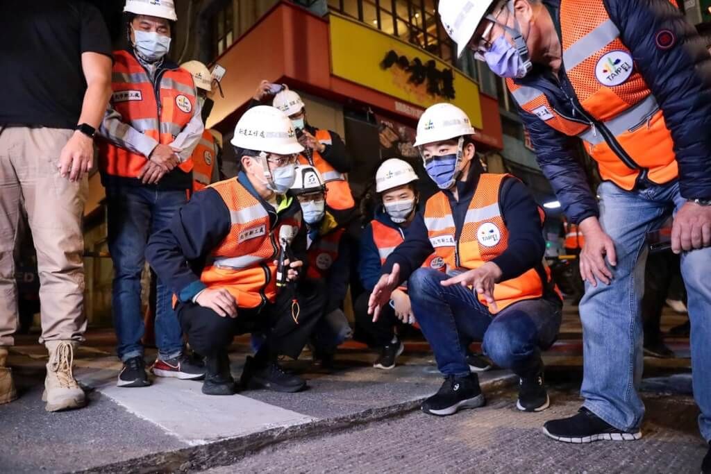 ▲台北市長蔣萬安（右2）8日凌晨視察松江路路面銑鋪工程。（圖／台北市政府）