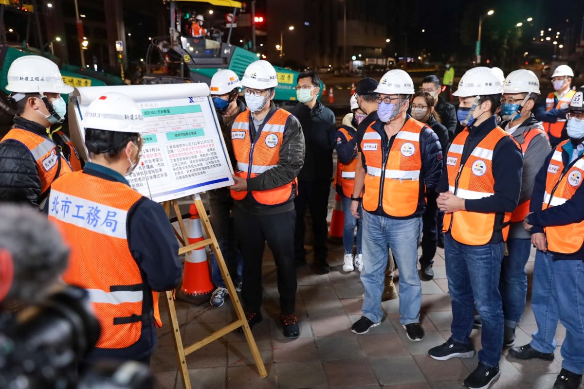 ▲台北市長蔣萬安凌晨視察松江路路平專案工程。(圖／北市府提供)