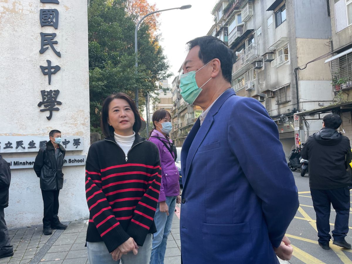 ▲王鴻薇今一早到民生國中投票，卻忘記帶身分證只帶健保卡不能投票，她事後受訪解釋，以為用健保卡就可投，強調下午4點前會回來完成投票。（圖／記者翁子竣攝，2023.01.08）