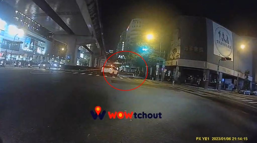 ▲6日晚間，台中一輛休旅車轉彎撞上正走在斑馬線上的2名行人。（圖／翻攝WoWchou Youtube）